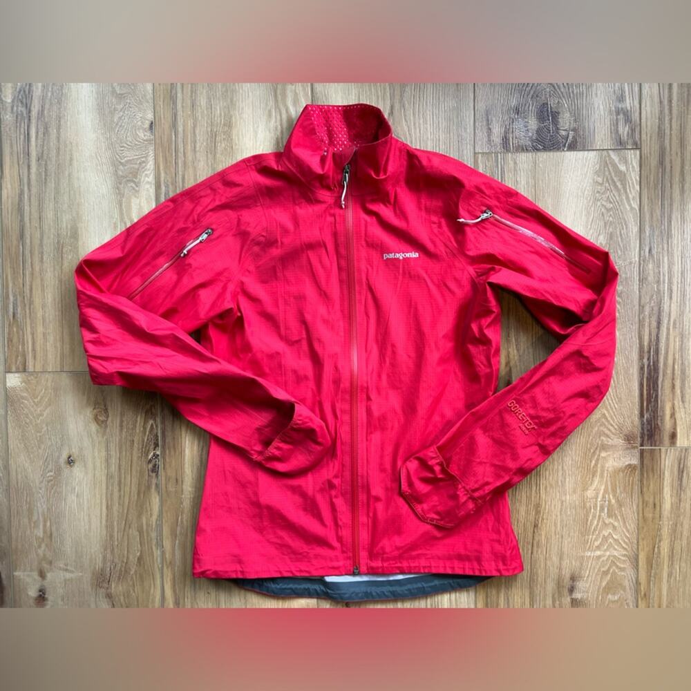 Patagonia W’s Light Flyer Jacket GORE-TEX Active – Small Maraschino Like New